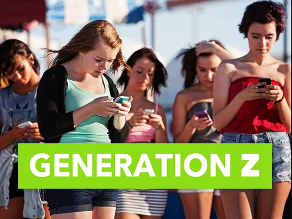 تیشرت قرمز و آبی دخترانه استفاده از موبایل